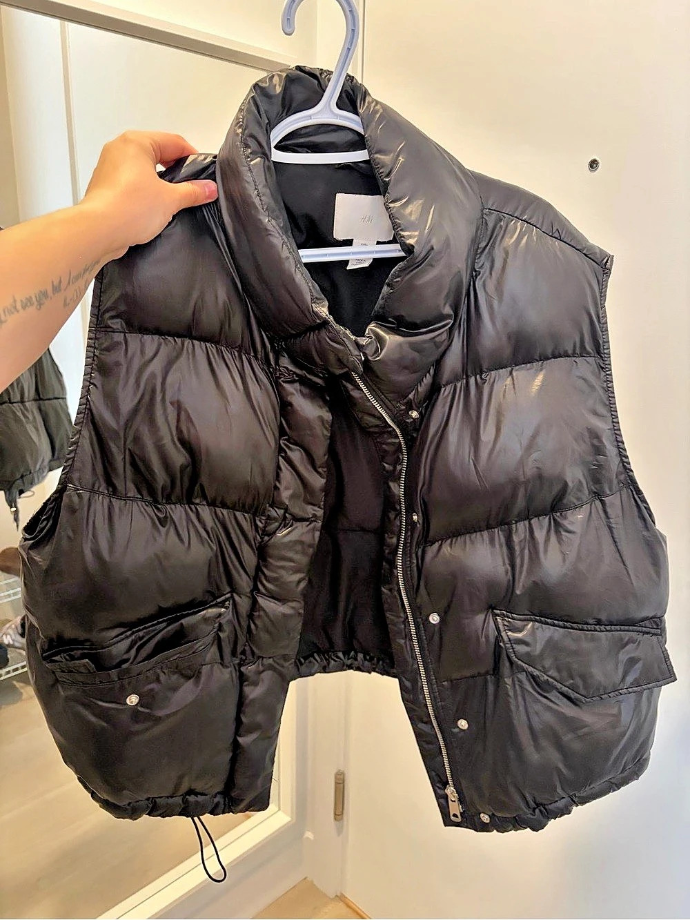 H&Medium Puffer Vest in Black Size large Like New